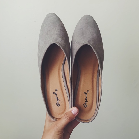 LITTLE HEEL PUMPS. - Picture 2 of 4